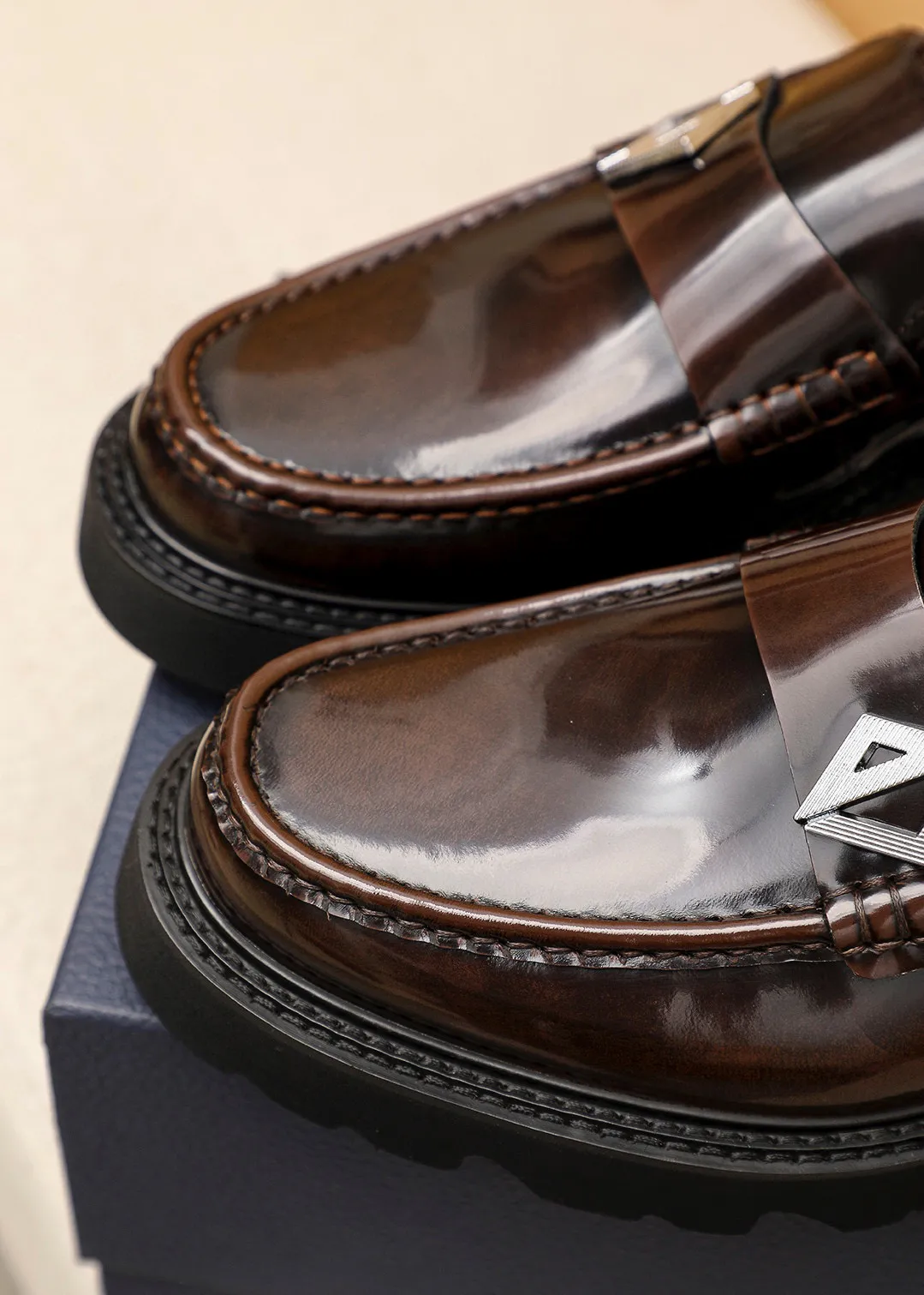 Men's shoes 💰480 💐 Product trademark: Dior "Dior" casual leather shoes Regular size: 39-44 (45🉑️customized) Product materials: Selected Italian imported first-layer beaded cowhide upper + classic hardware buckle, imported water-dyed 🐂 cowhide lining. Strong three-dimensional visual effect, original outsole Color: 3⃣️colors available